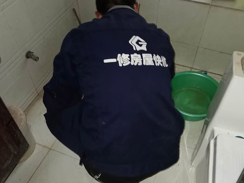 衛(wèi)生間滲水比較輕微，衛(wèi)生間不砸瓷磚做